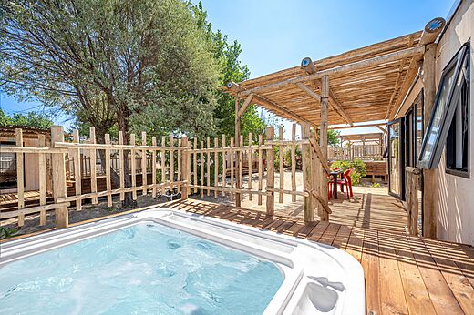 Jacuzzi privado en terraza de Mobil-home en camping CLICOCHIC Paradou, Marseillan-Plage (34).