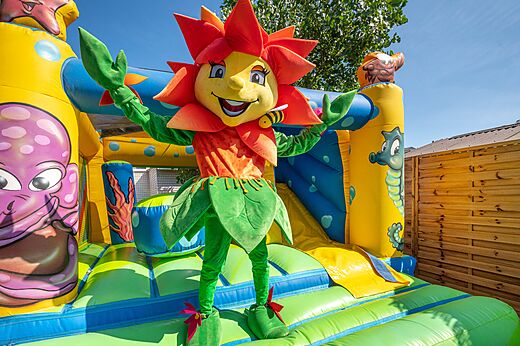 Mascota y juego hinchable gigante para ni�os en camping CLICOCHIC Paradou Marseillan-Plage.