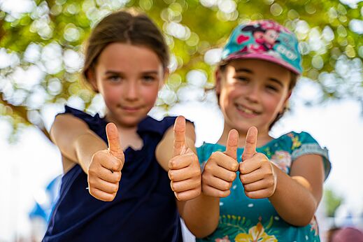 Ni�as sonrientes con pulgares arriba al camping CLICOCHIC Paradou en Marseillan-Plage.