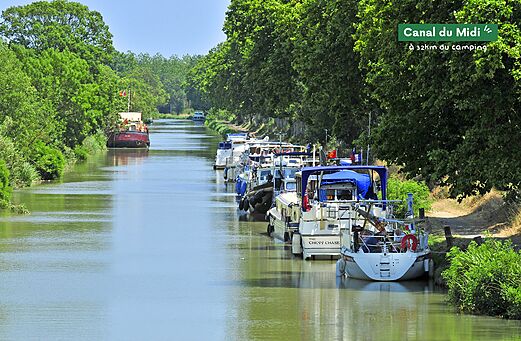 Canal du Midi con barcos amarrados, lugar para visitar cerca de Marseillan-Plage.