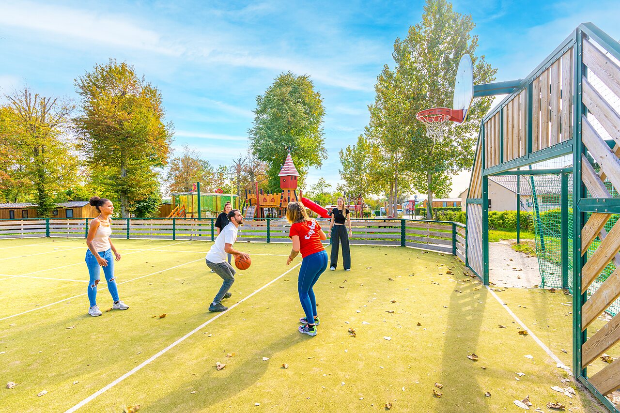 Baloncesto en cancha multideporte en el camping CAPFUN Parc de Paris en Villevaud� (77).