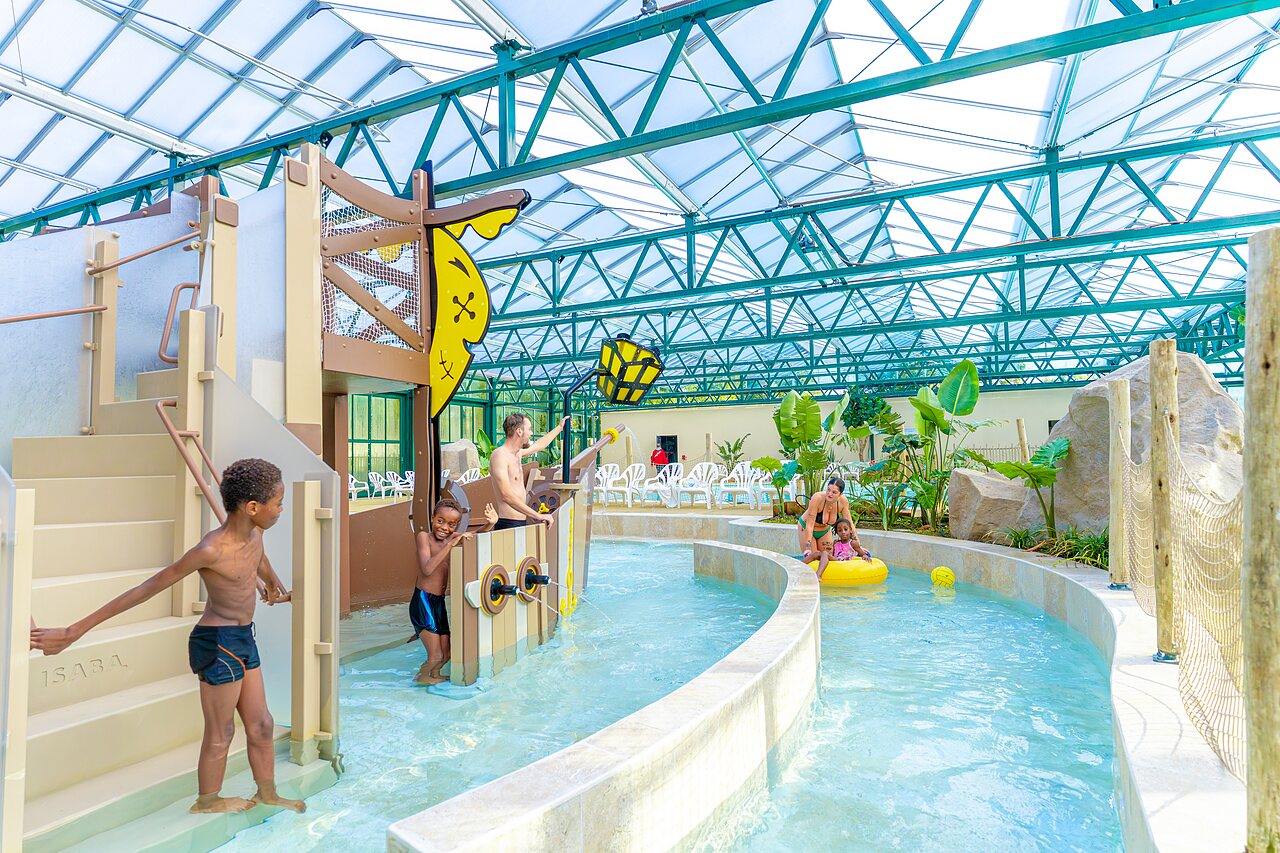 Piscina cubierta, r�o lento, juegos acu�ticos en el CAPFUN Parc de Paris.