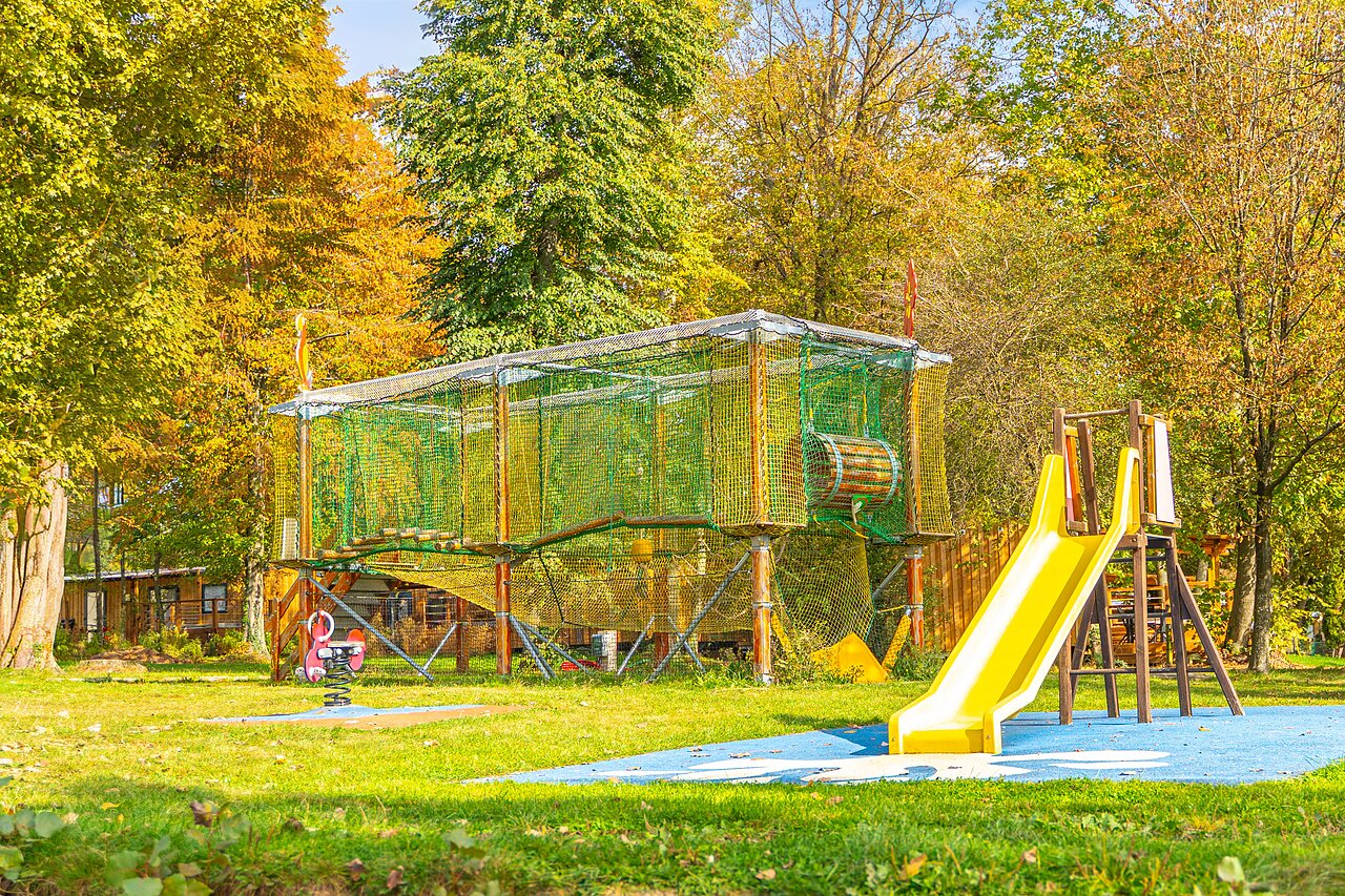 Tobog�n amarillo, estructura de red en el camping CAPFUN Parc de Paris en Villevaud�.