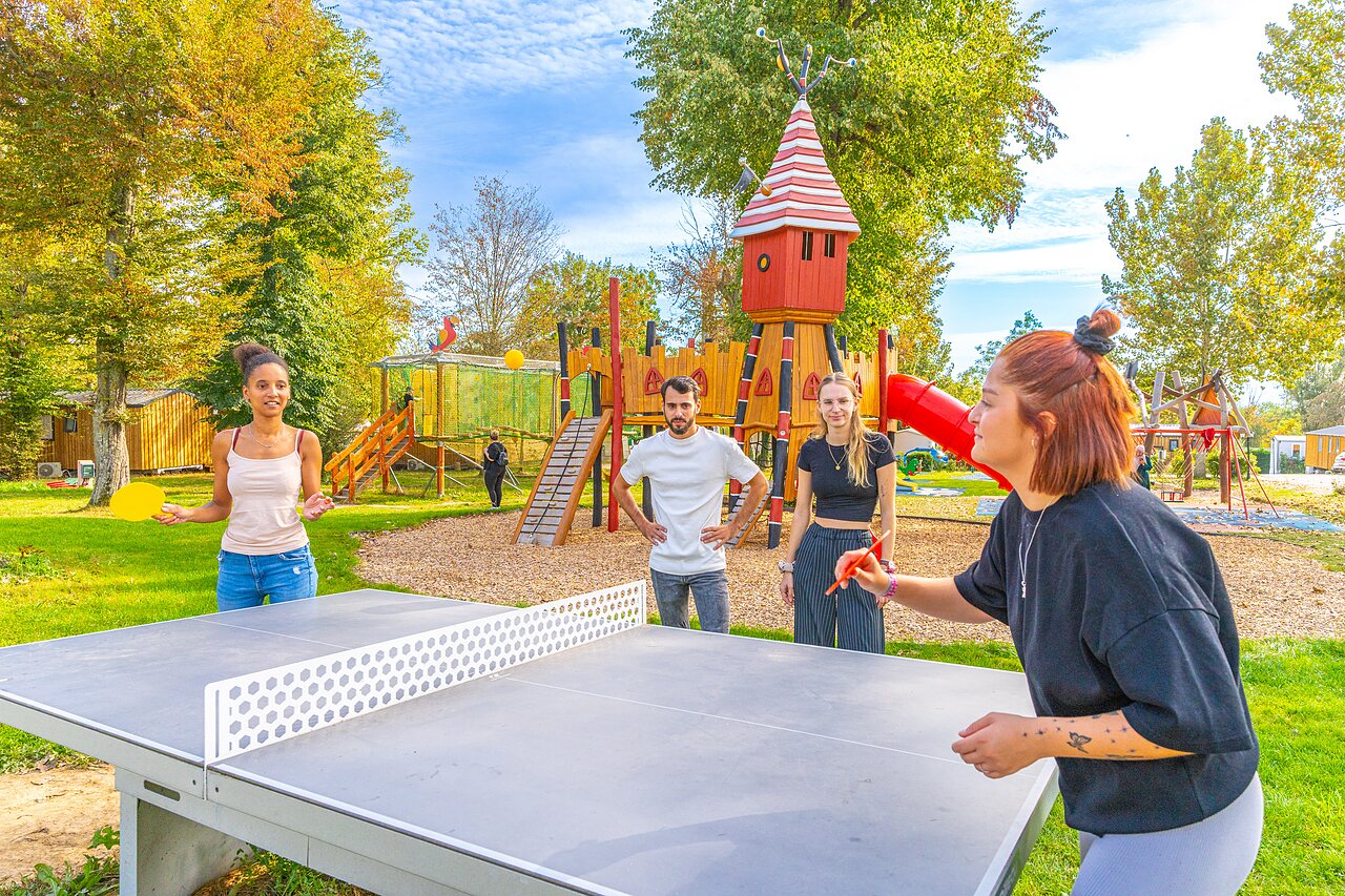 Zona de juegos, tenis de mesa en el camping CAPFUN Parc de Paris en Villevaud� (77).