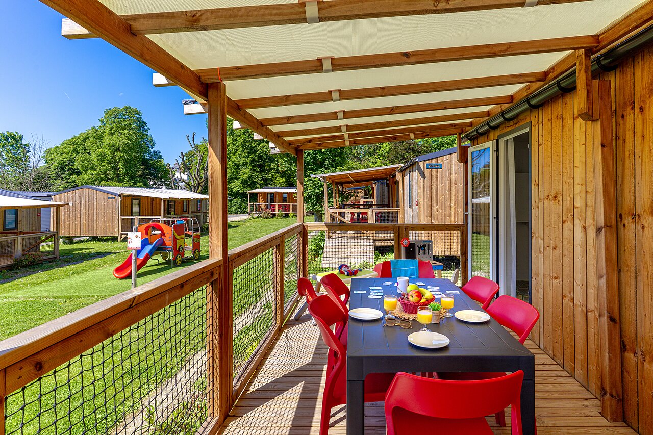 Terraza Mobil-home, mesa comedor, juegos infantiles, CAPFUN Parc de Paris (77).