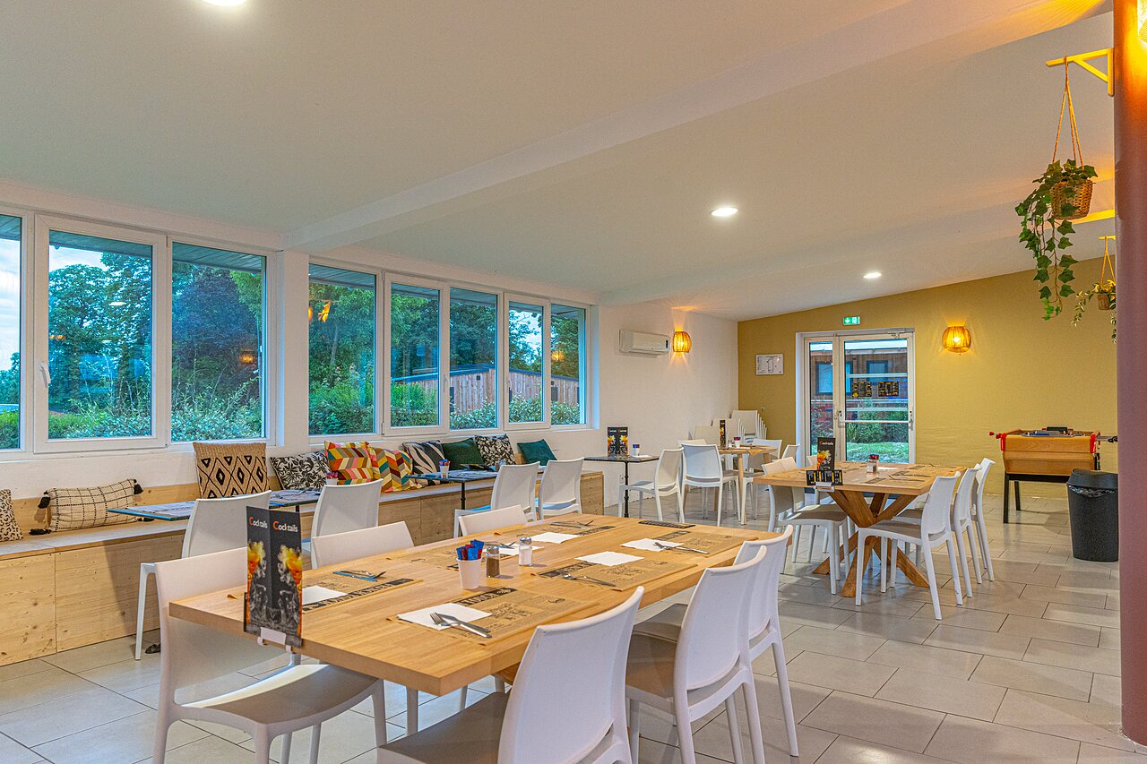 Restaurante, bar, mesas, sillas, futbol�n en el CAPFUN Parc de Paris (77).