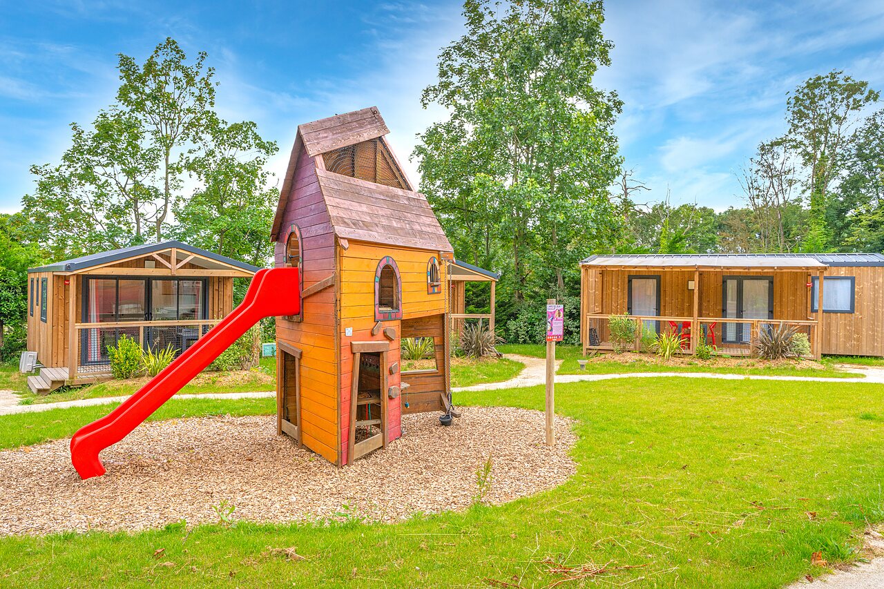 Zona de juegos con tobog�n y Mobil-homes en el camping CAPFUN Parc de Paris en Villevaud� (77).