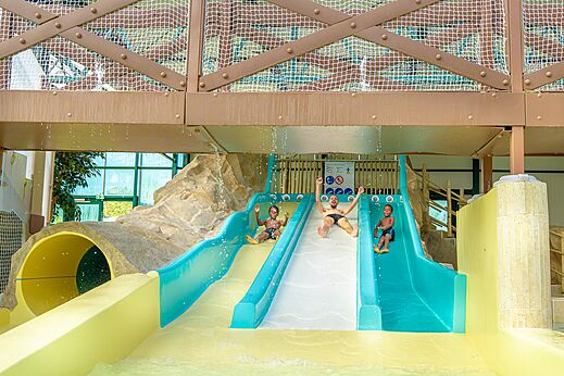 Toboganes acuáticos y piscina en el camping CAPFUN Parc de Paris en Villevaudé (77).