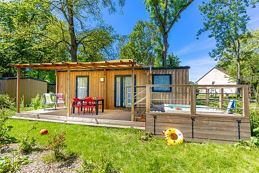 Mobil-home con jacuzzi y terraza exterior en el camping CAPFUN Parc de Paris en Villevaudé (77).
