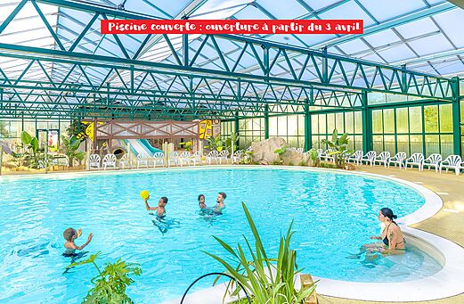 Piscina cubierta, tobog�n y juegos acu�ticos en el camping CAPFUN Parc de Paris (77).