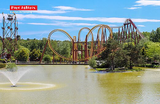 Monta�as rusas y atracciones acu�ticas en el Parque Ast�rix, cerca de Par�s.