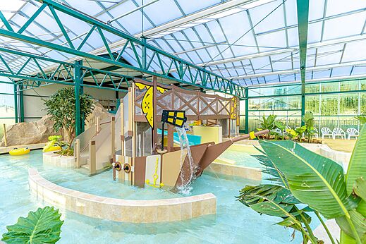 Juegos acu�ticos barco pirata en piscina cubierta CAPFUN Parc de Paris Villevaud� (77).