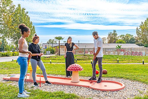 Partida de minigolf entre amigos en el camping CAPFUN Parc de Paris en Villevaudé (77).