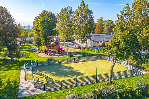 Campo multideporte y zona de juegos infantiles CAPFUN Parc de Paris (77).