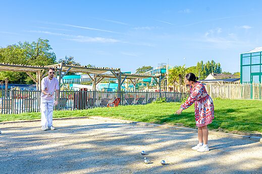 Juego de petanca en la cancha deportiva del camping CAPFUN Parc de Paris en Villevaudé (77).