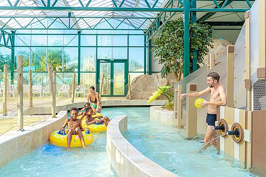 Piscina cubierta, r�o lento para familias en el camping CAPFUN Parc de Paris en Villevaud� (77).