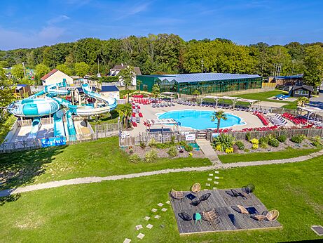 Piscina exterior, toboganes acu�ticos y sillas en el camping CAPFUN Parc de Paris (77).