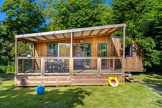 Casa móvil de madera con terraza cubierta en CAPFUN Parc de Paris en Villevaudé (77).