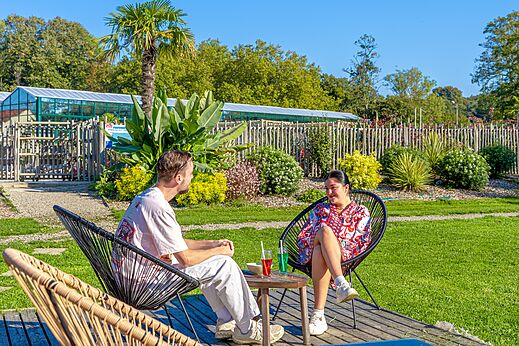 Pareja relajada bebidas en el camping CAPFUN Parc de Paris en Villevaudé (77).
