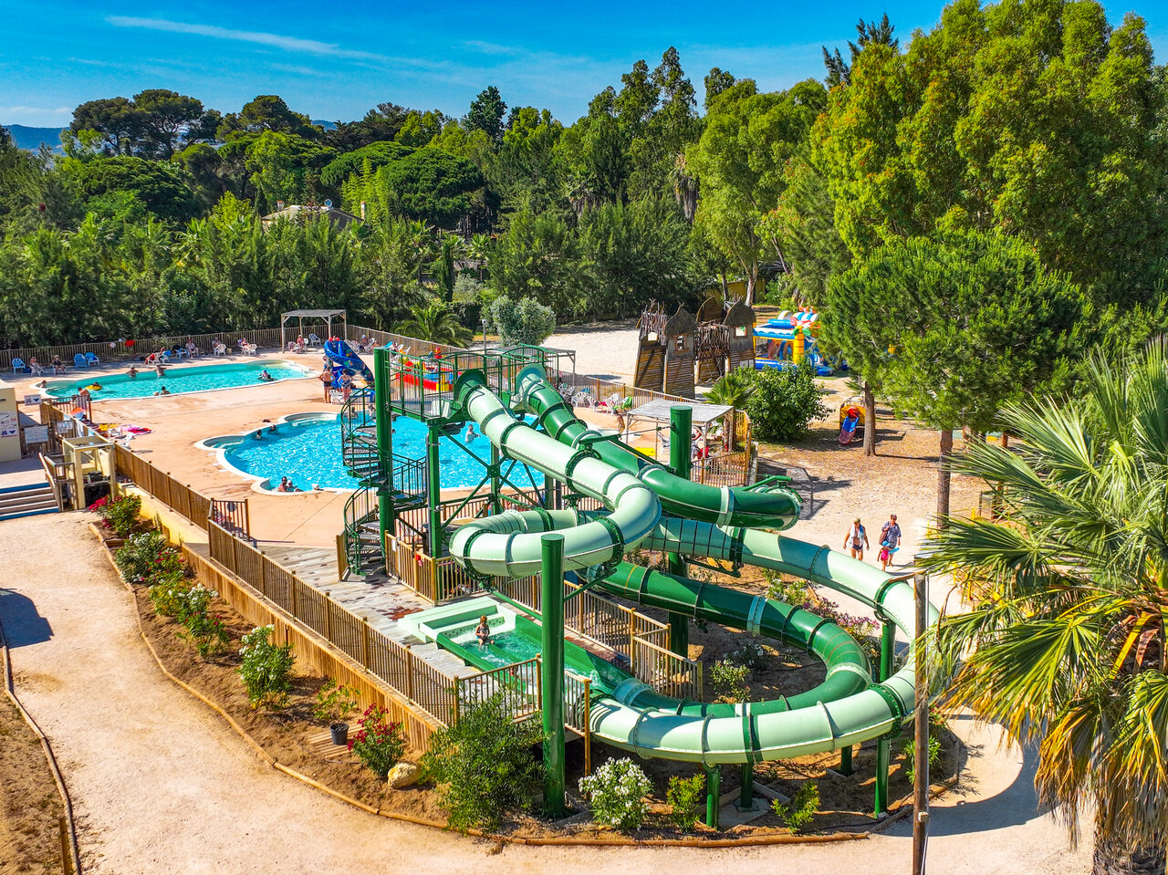Toboganes acu�ticos y piscinas exteriores del camping CAPFUN Parc et Plage en Hy�res les Palmiers.