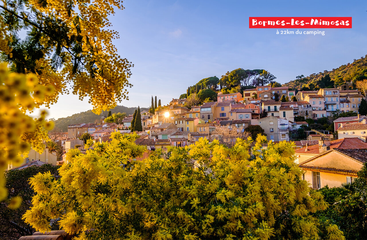 Pueblo florido de Bormes-les-Mimosas, lugar tur�stico para visitar cerca del camping.