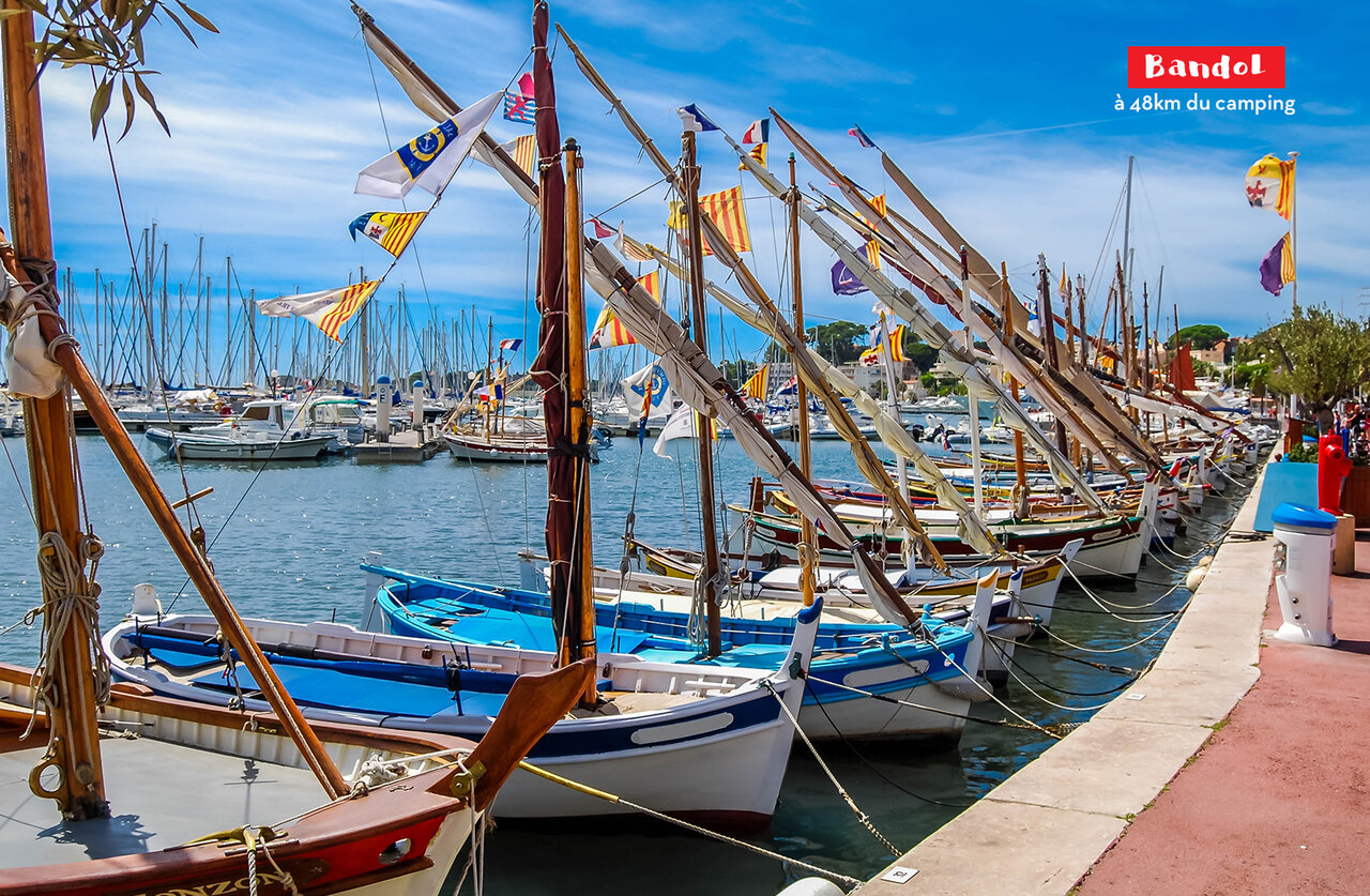 Puerto de Bandol con barcos tradicionales, un lugar para visitar en la Costa Azul.
