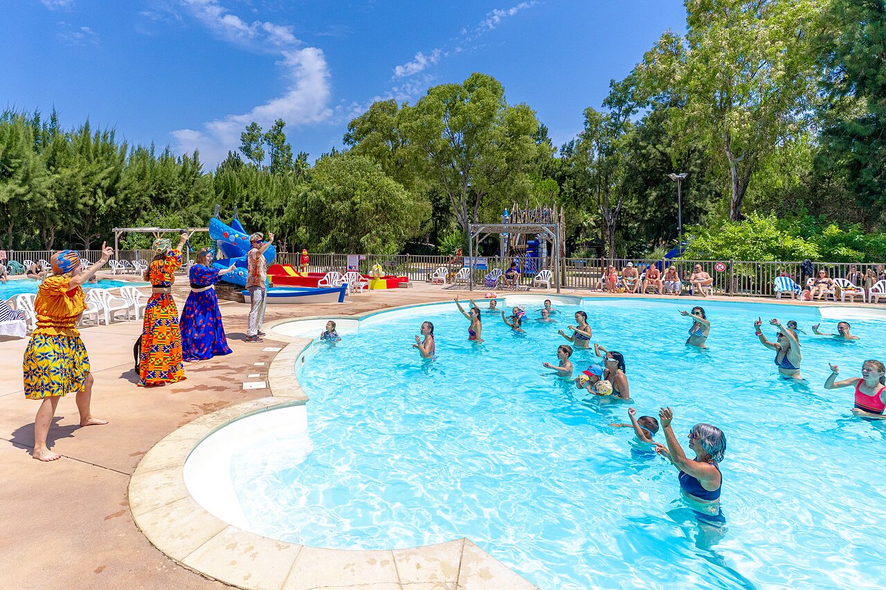 Animaci�n acu�tica y piscina exterior en el CAPFUN Parc et Plage en Hy�res.