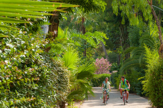 Paseo en bicicleta por sendero verde en camping CAPFUN Parc et Plage en Hyères.