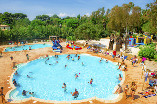 Piscinas, tobog�n y juegos acu�ticos en el camping CAPFUN Parc et Plage en Hy�res les Palmiers.