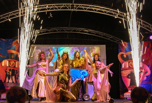 Espectáculo de baile con disfraces y efectos pirotécnicos en el camping CAPFUN Parc et Plage en Hyères les Palmiers (83).