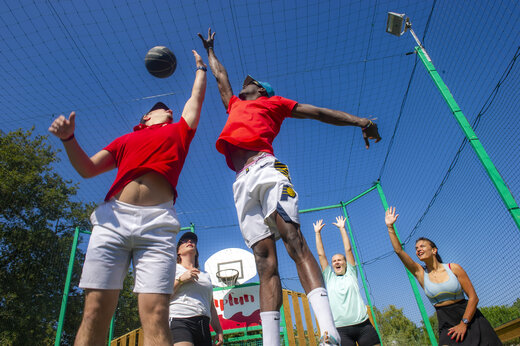 Cancha multideporte, jugadores de baloncesto en el camping CAPFUN Parc et Plage en Hyères les Palmiers (83).