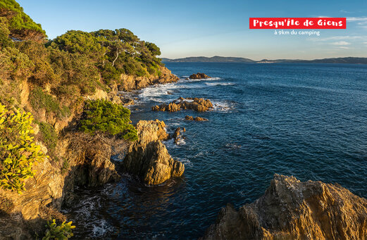 Costa rocosa de la Presqu'�le de Giens, lugar tur�stico cerca de Hy�res.