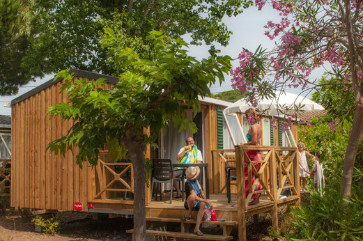 Casa móvil de madera, terraza, familia en CAPFUN Parc et Plage, Hyères.