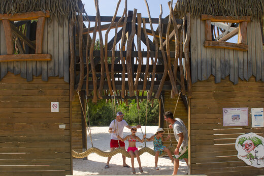 Zona de juegos de madera, columpio. Camping CAPFUN Parc et Plage (83).