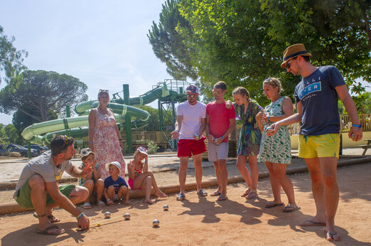 Familia jugando a la petanca en el camping CAPFUN Parc et Plage en Hyères.