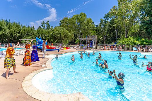Animaci�n acu�tica y piscina exterior en el CAPFUN Parc et Plage en Hy�res.
