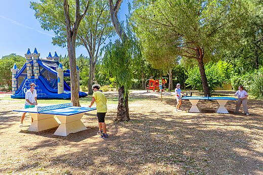 Ping-pong y castillo hinchable en camping CAPFUN Parc et Plage Hy�res.