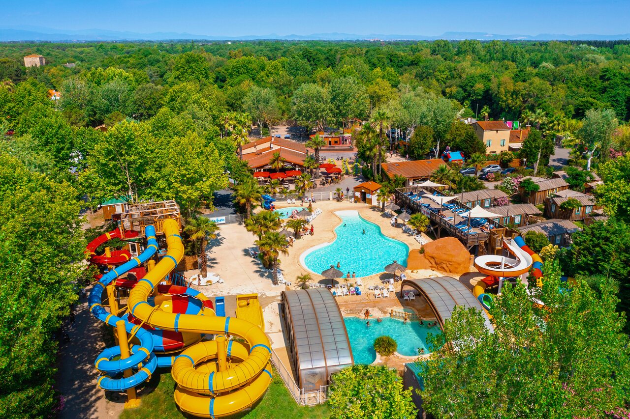 Toboganes acu�ticos gigantes y piscinas exteriores en el camping CAPFUN Paris Roussillon en ARGELES SUR MER (66).