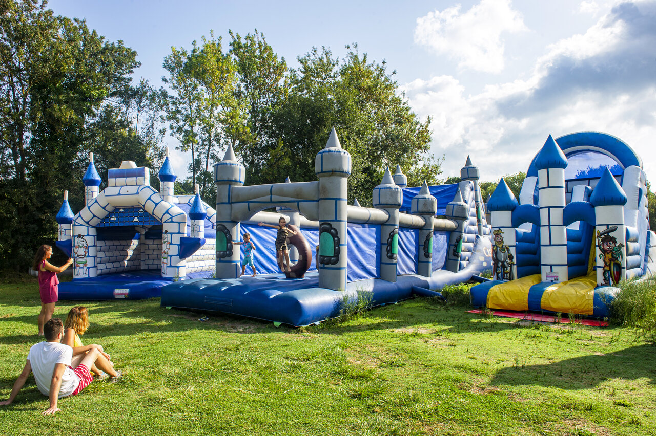 Parque de juegos inflables en el camping CAPFUN Paris Roussillon, ARGELES SUR MER (66).