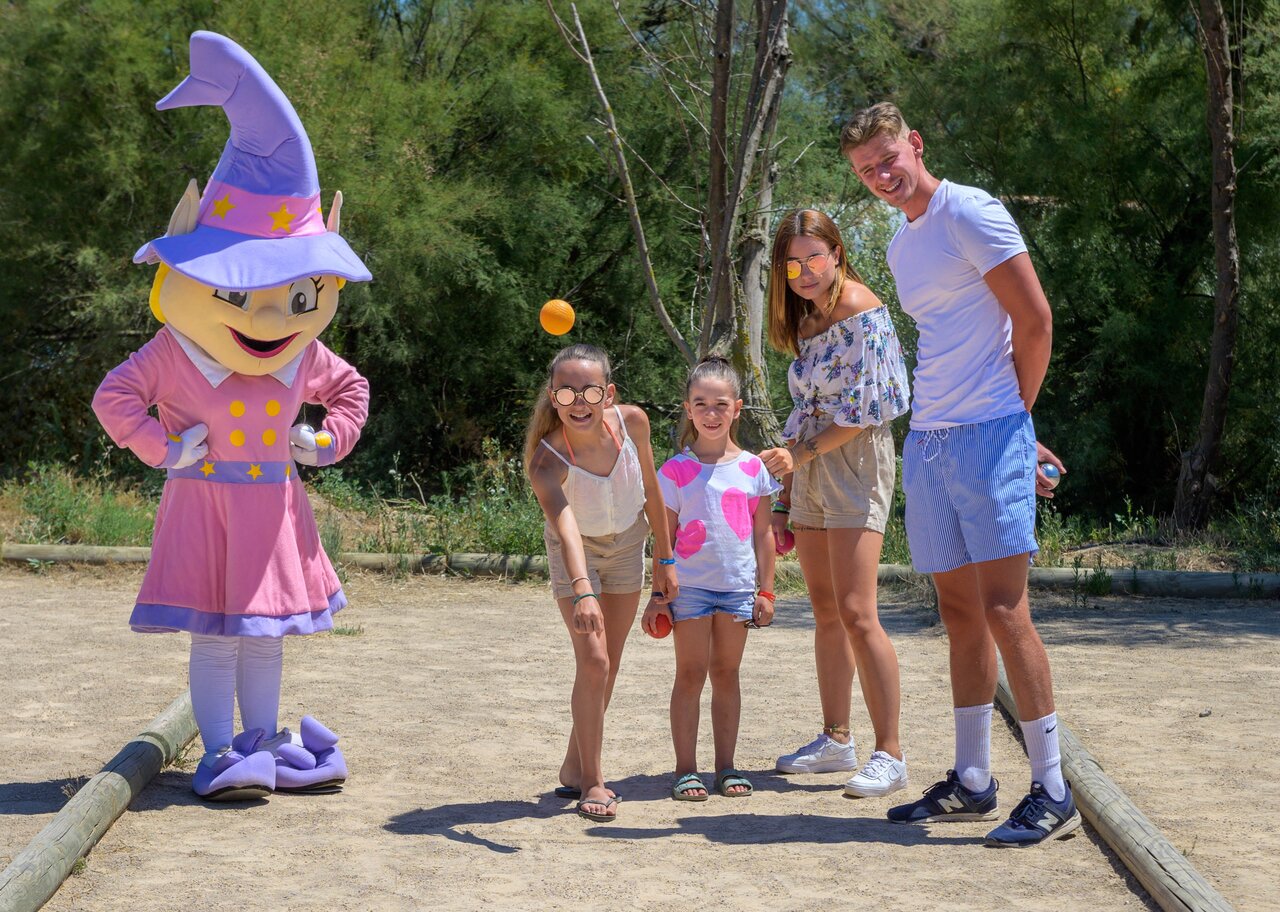 Mascota y familia jugando a la petanca en el camping CAPFUN Paris Roussillon, ARGELES SUR MER.
