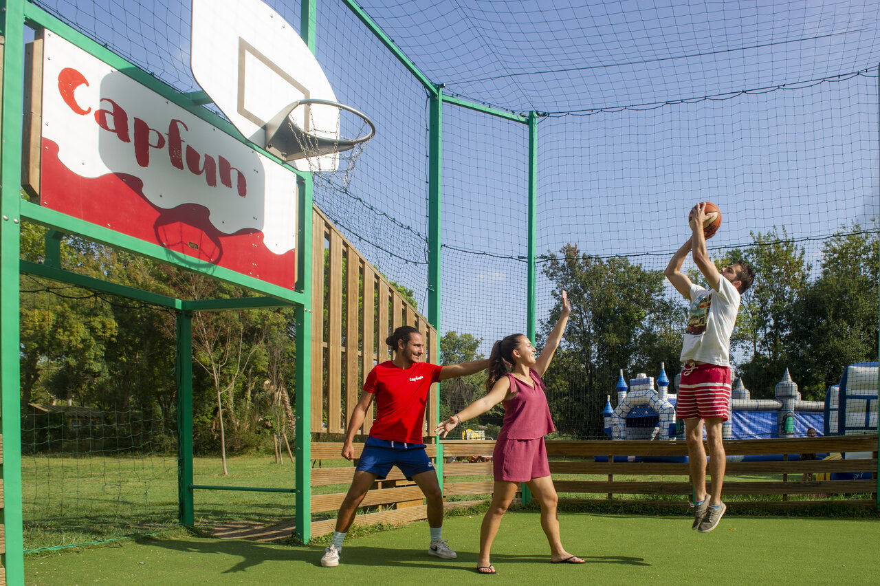 Jugadores de baloncesto en cancha multideportiva Capfun en ARGELES SUR MER (66).