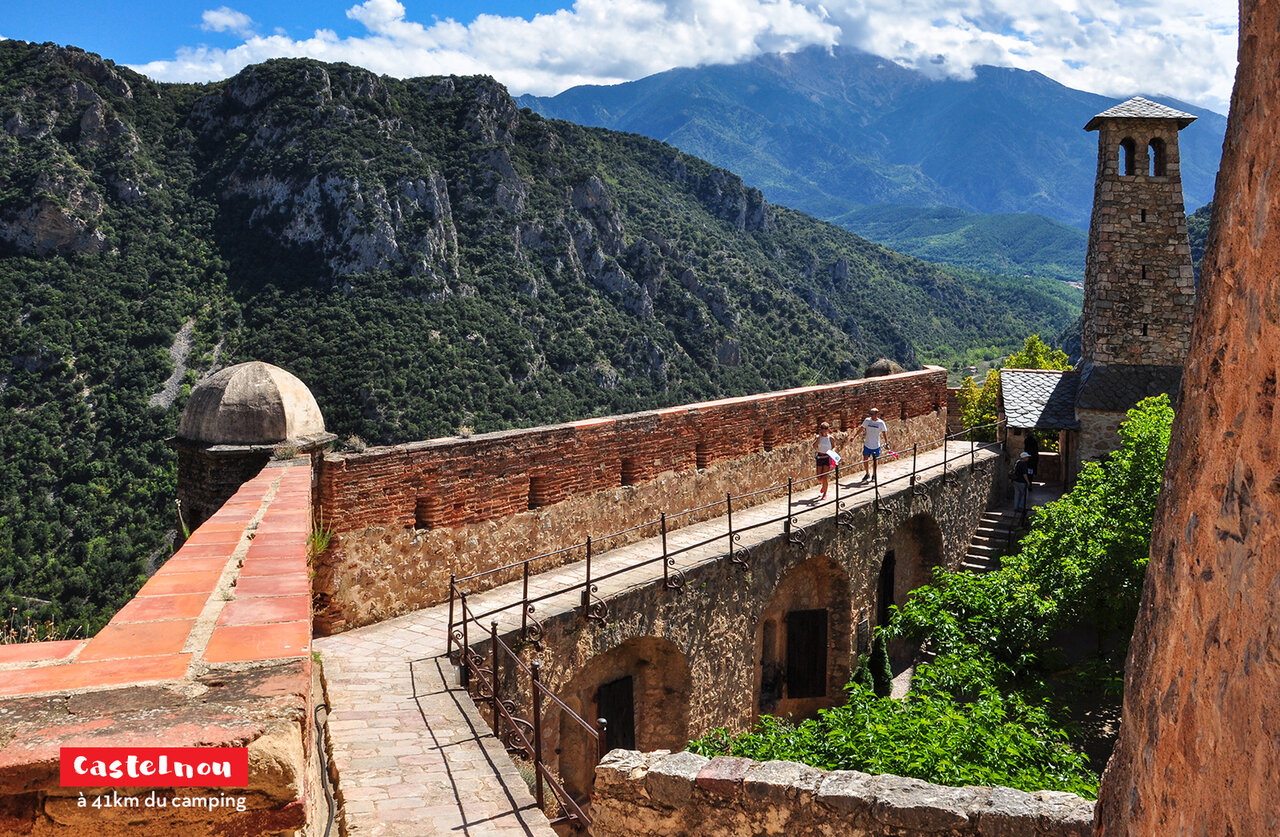Pueblo medieval de Castelnou, sitio hist�rico para visitar cerca de Argel�s-sur-Mer.
