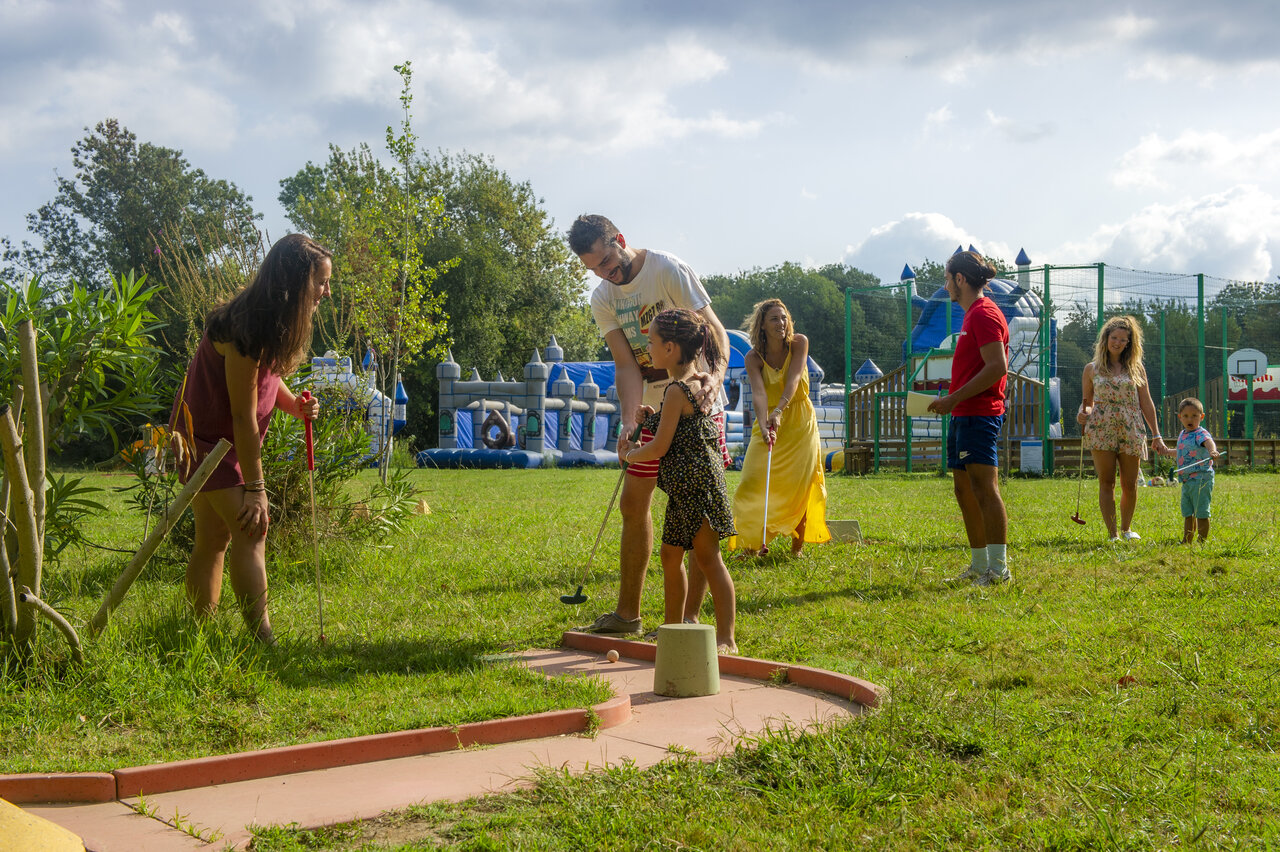 Minigolf familiar en el camping CAPFUN Paris Roussillon en ARGELES SUR MER.