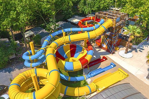 Complejo de toboganes acu�ticos gigantes en el camping CAPFUN Paris Roussillon en ARGELES SUR MER (66).
