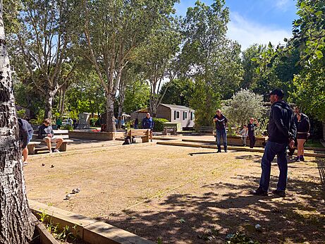 Jugadores de petanca en la pista del camping CAPFUN Paris Roussillon en ARGELES SUR MER.