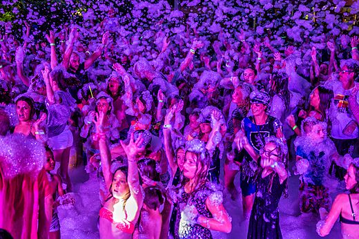 Animada fiesta de la espuma en el camping CAPFUN Paris Roussillon ARGELES SUR MER.
