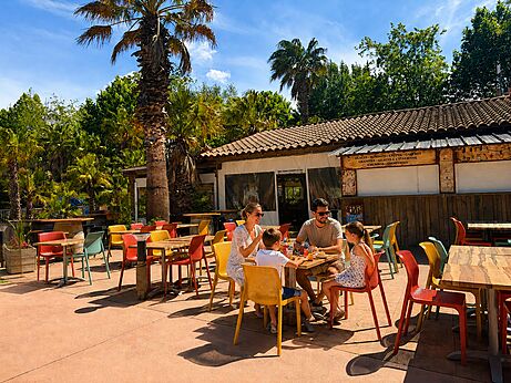 Restaurante exterior, familia en CAPFUN Paris Roussillon en ARGELES SUR MER (66).