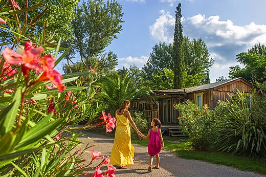 Mobil-home de madera y vegetaci�n exuberante en camping CAPFUN Paris Roussillon en ARGELES SUR MER (66).