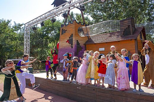 Animaci�n infantil disfrazada en escenario del camping CAPFUN Paris Roussillon en ARGELES SUR MER.