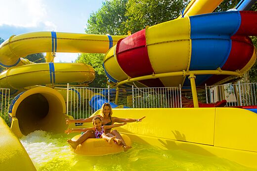 Tobog�n acu�tico gigante y piscina en el camping CAPFUN Paris Roussillon en ARGELES SUR MER (66).